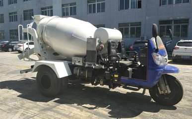 三轮车的机器心脏 小型搅拌车在农村崛起